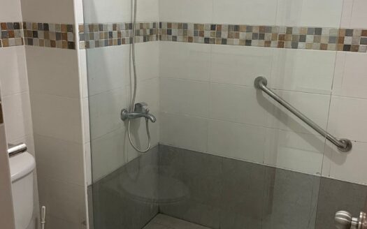 Se alquila AMPLIO apartamento amueblado en Bella Vista Sur