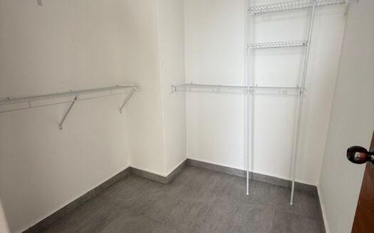 Se alquila apartamento en Bella Vista con la línea blanca incluida