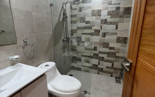 Se alquila apartamento semi-amueblado en Evaristo Morales