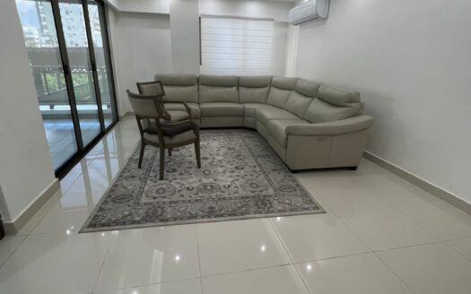 Se alquila apartamento semi-amueblado en Evaristo Morales